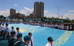 Более четырех тысяч человек собрались на площади Государственных символов в Караганде