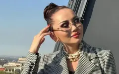 Даже с джинсами выглядит круто: Баян Алагузова показала культовое винтажное творение