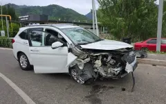 Кроссовер едва не сорвался в реку в предгорьях Алматы: пострадали пять человек