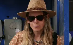Металлик снова в моде: какие вещи выбрать в этом сезоне