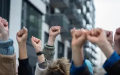 В Индии набравшая миллионы подписчиков Партия тараканов провела митинг