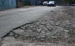 На нас забили: сельчане сами вышли ремонтировать дорогу на севере Казахстана