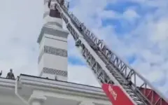В Уральске рабочий сорвался с купола мечети