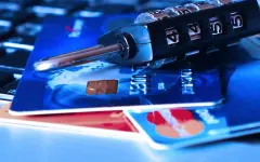Акмолинец из-за мошенников продал две квартиры и набрал кредиты
