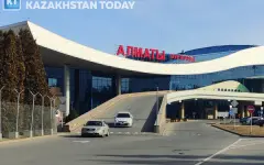 Вентиляционные трубы рухнули рядом с людьми в аэропорту Алматы