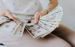 Доллар начал неделю с роста в Казахстане